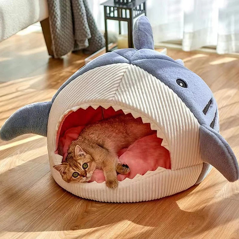 Cama para mascotas con diseño de tiburón de dibujos animados