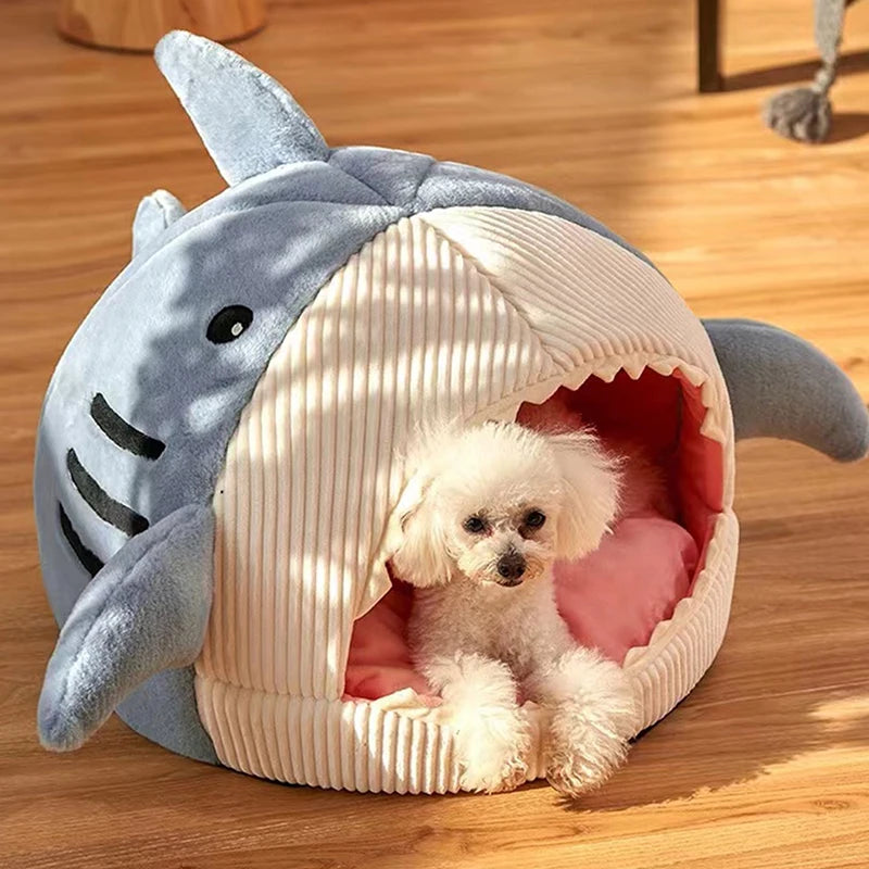 Cama para mascotas con diseño de tiburón de dibujos animados