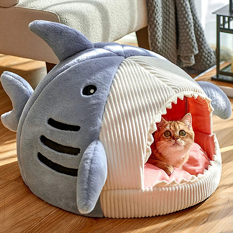 Cama para mascotas con diseño de tiburón de dibujos animados