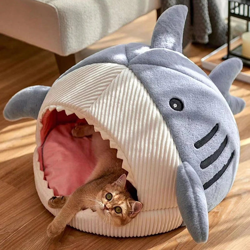 Cama para mascotas con diseño de tiburón de dibujos animados
